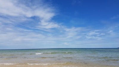 The white clouds in the blue sky and sea
